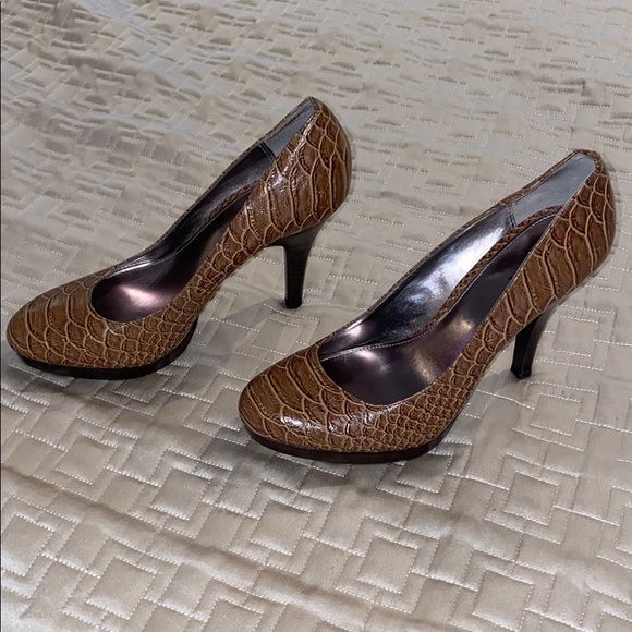 Size 7 EUC Alfani brown snakeskin heels - Picture 3 of 5